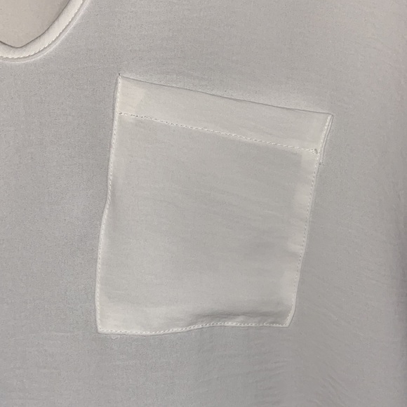 White top - Picture 2 of 3